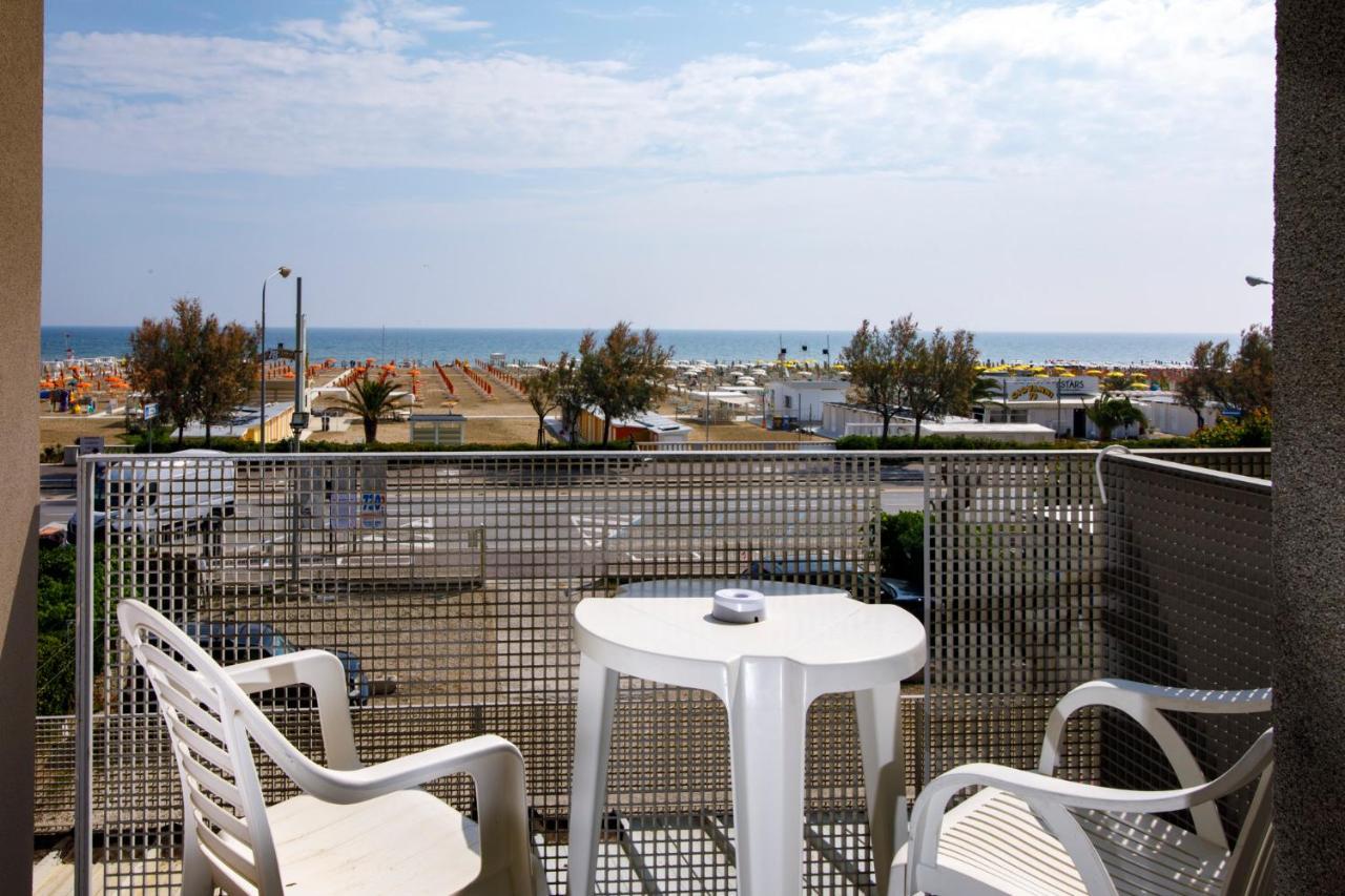 Camera Matrimoniale con Balcone e Vista Mare