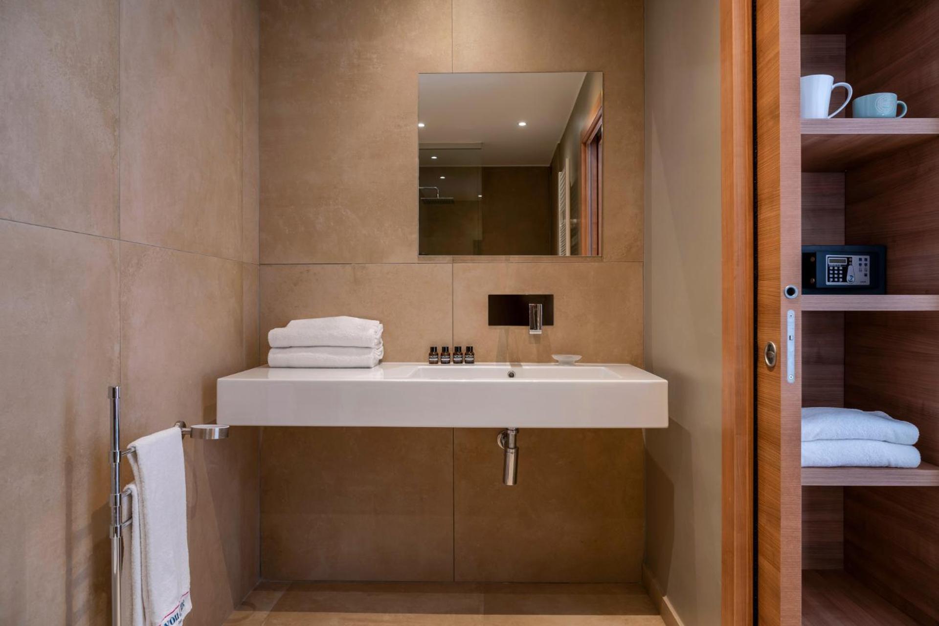 Junior Suite con Vasca Idromassaggio e Vista Mare Parziale