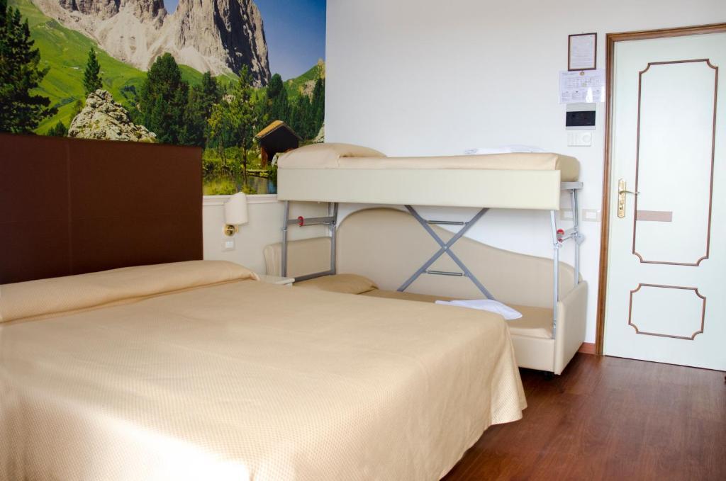 Classic Quadruple Room,697925103:JPEG